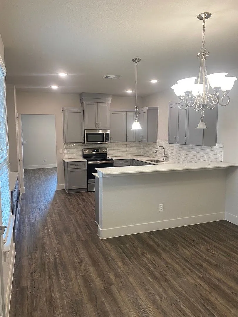 3/2.5/2 Coming Soon!! Refined, Modern Living In Godley, Tx — Photo 3