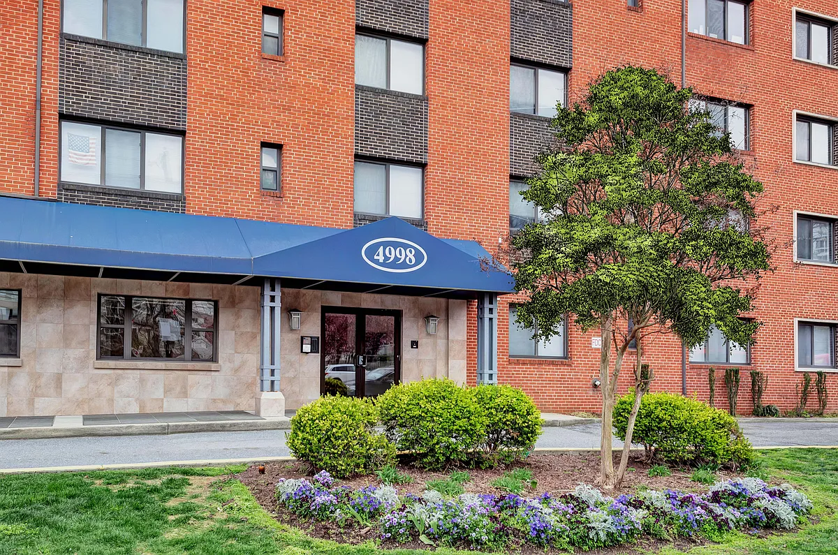 Photo 1 of 20 - HOC @ Battery Lane - Bethesda, MD Primary Photo - HOC @ Battery Lane