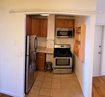 3rd image of 2093 Cedar Ave #1