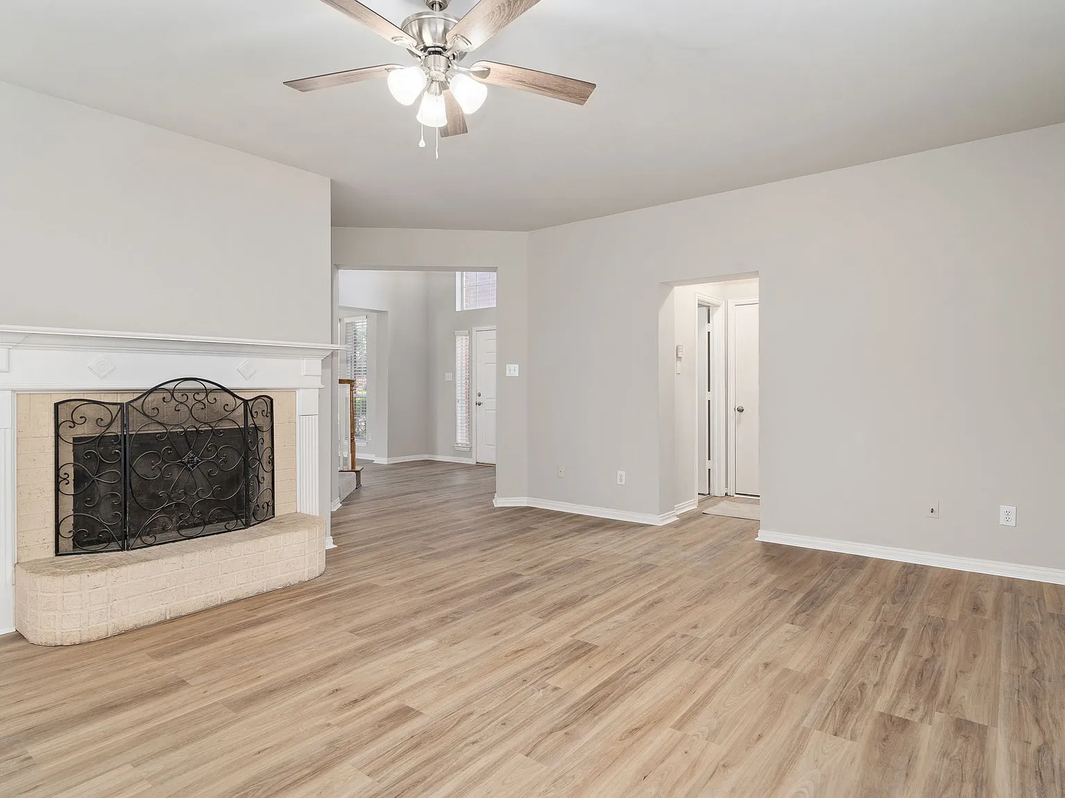 4 bed, 2.5 bath, 2351 sqft, $2,395 — Photo 3
