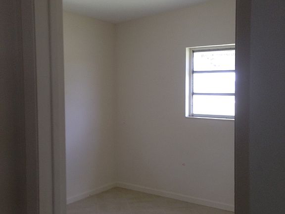 3rd image of 812 NW 5th Ct
