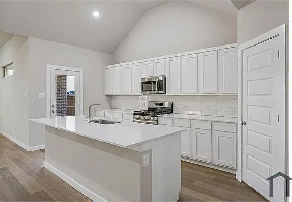 6 bed, 3608 sqft, $4,400 — Photo 1