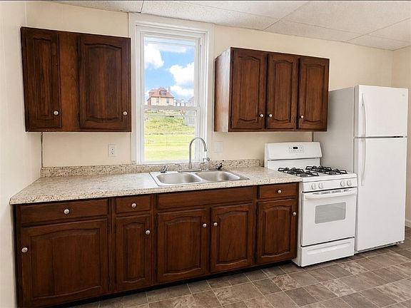 3rd image of 206 3rd St