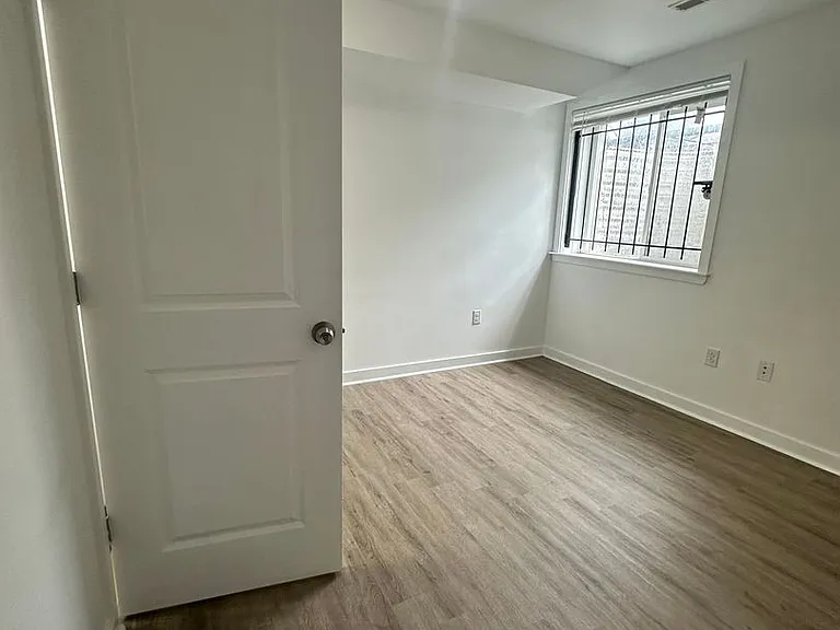 1515 W Seybert St — Photo 2
