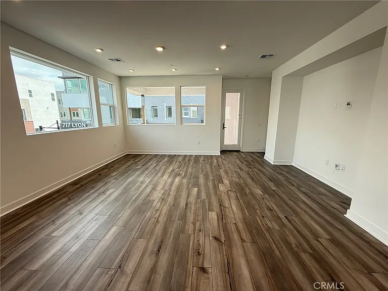 693 S Lyon St — Photo 10