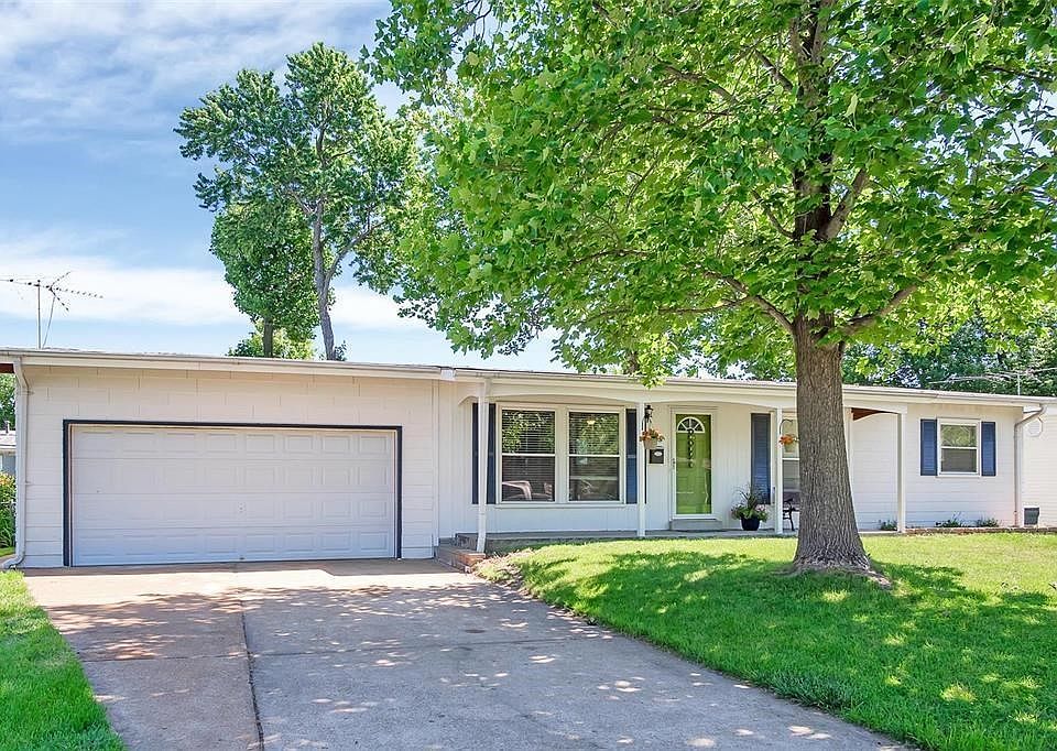 Welcome to 385 Raven Lane, Florissant 63031, located in the Hazelwood West school district with City of Florissant amenities.