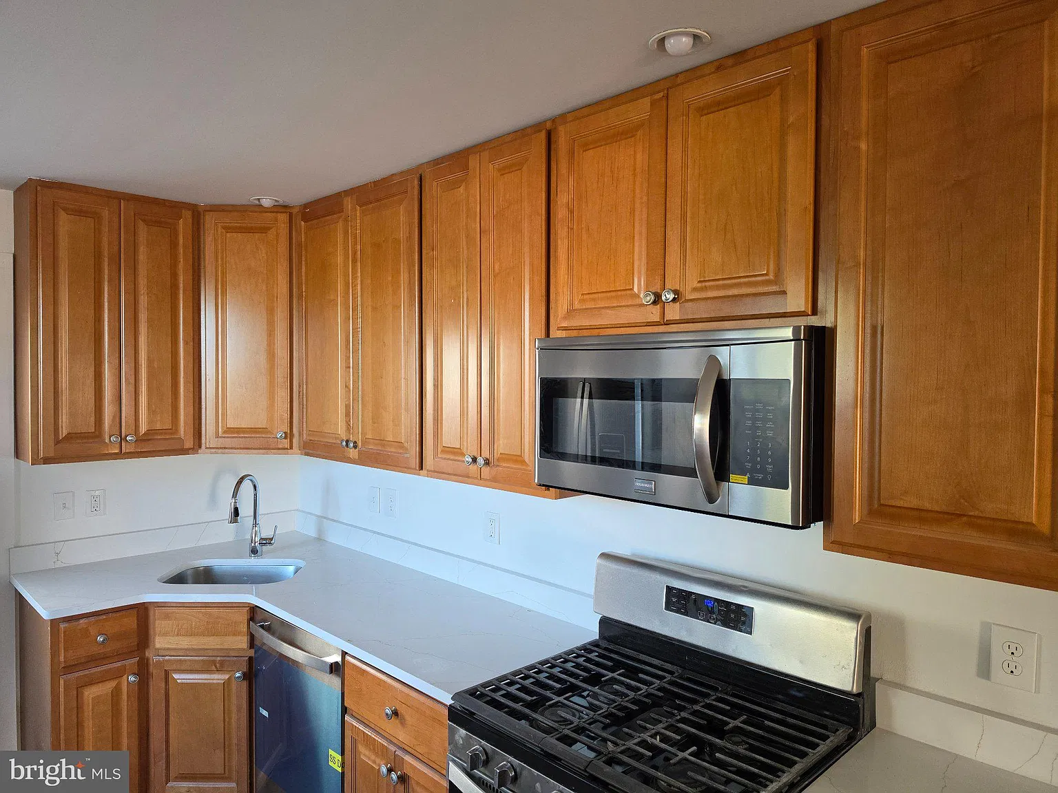 3 bed, 2.0 bath, 1076 sqft, $2,100 — Photo 3