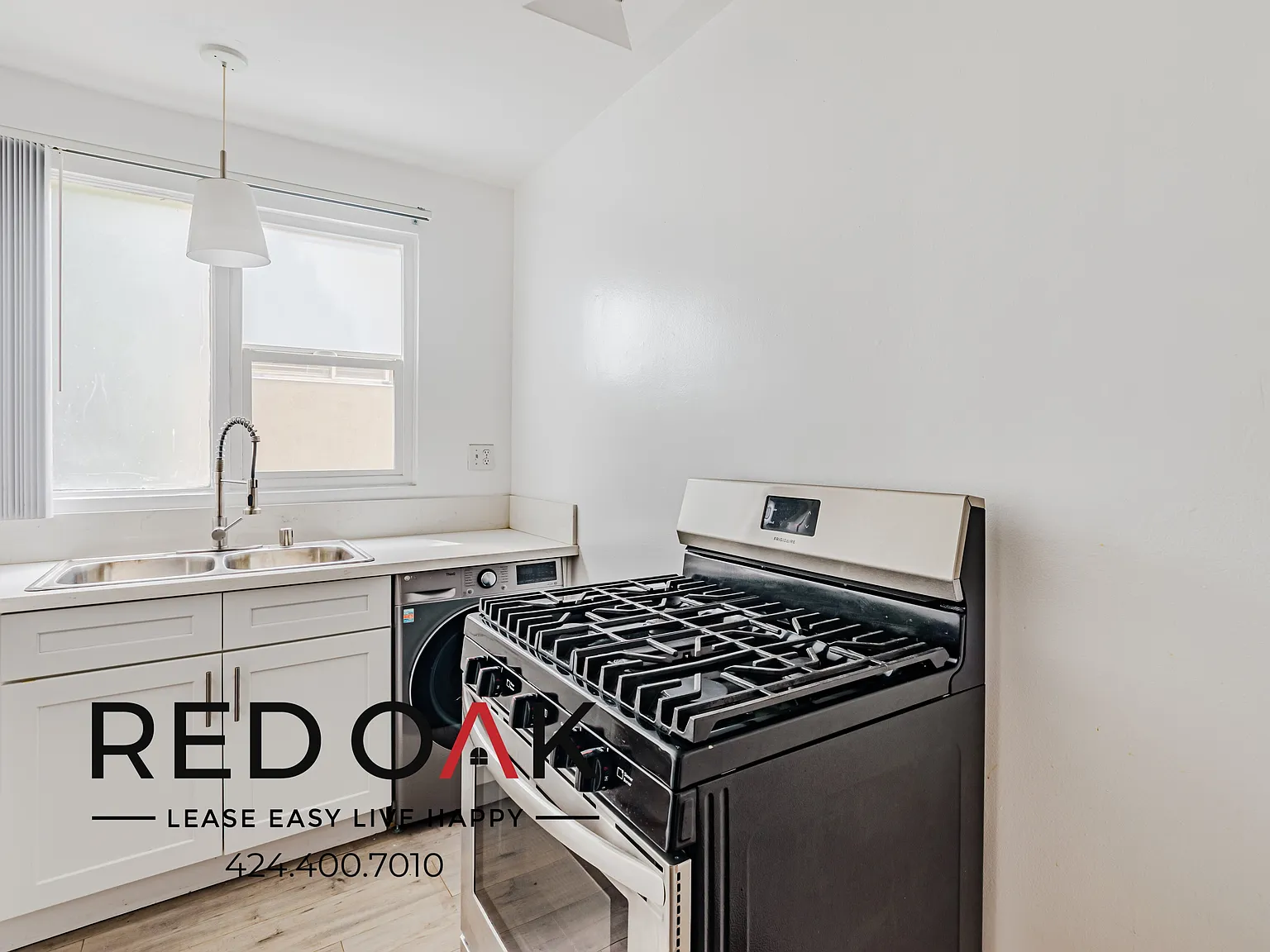 Gorgeous Studio with Contemporary Lighting, Swimming Pool, and Included Parking ~ In Prime West H... — Photo 2