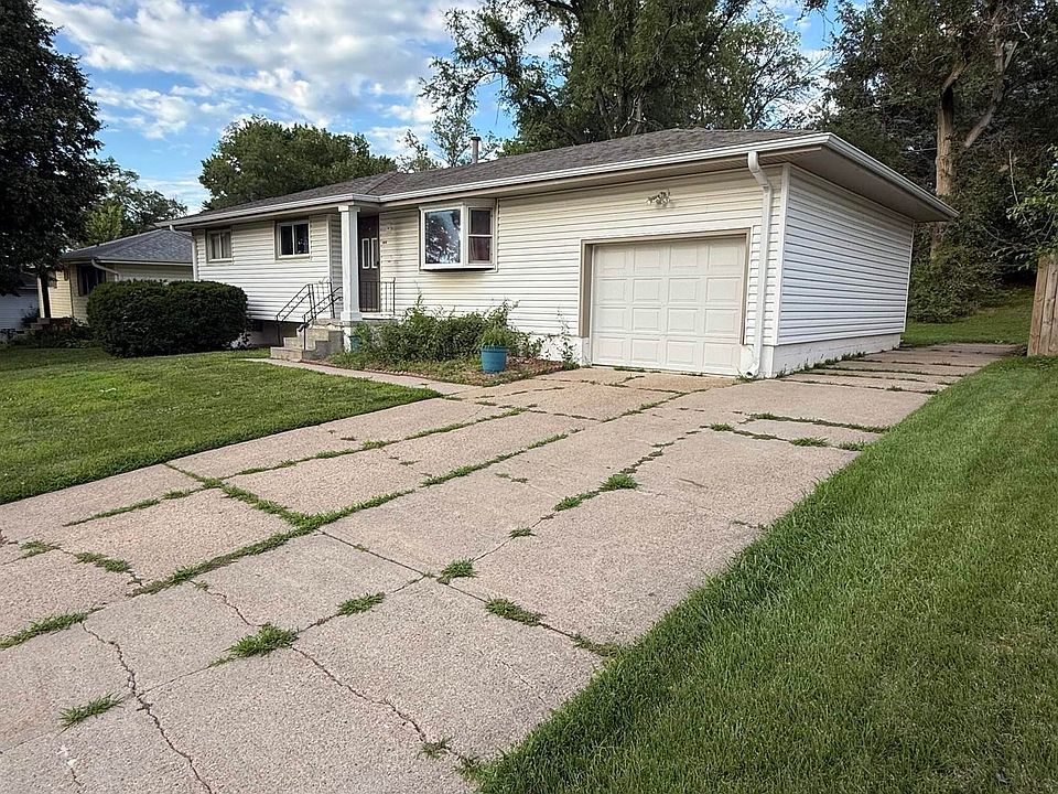 2nd image of 3035 S 134th St