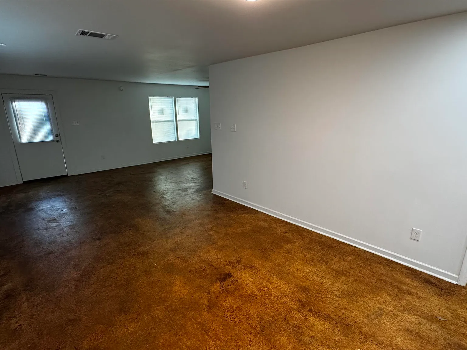 3 bed, 2.5 bath, 2026 sqft, $1,595 — Photo 2