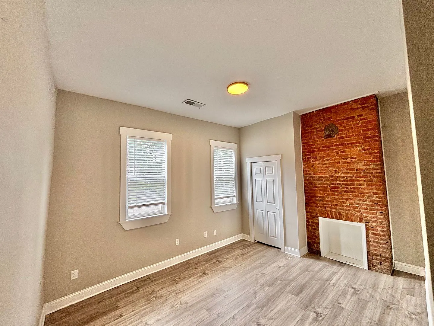 513 S 24th Street - 2 Bedroom House, Fenced Yard, Off-Street Parking, Pets OKAY! — Photo 2