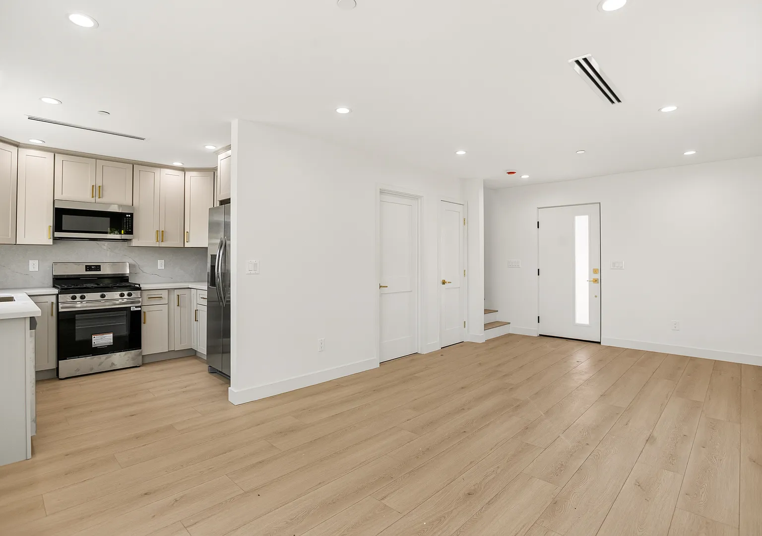 2 bed, 912 sqft, $3,200 — Photo 3