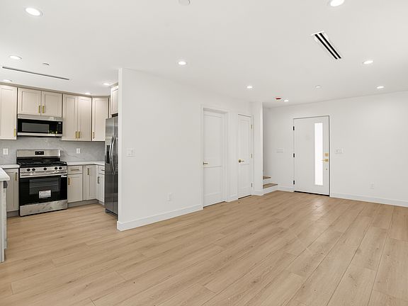 3rd image of 11504 Valjean Ave