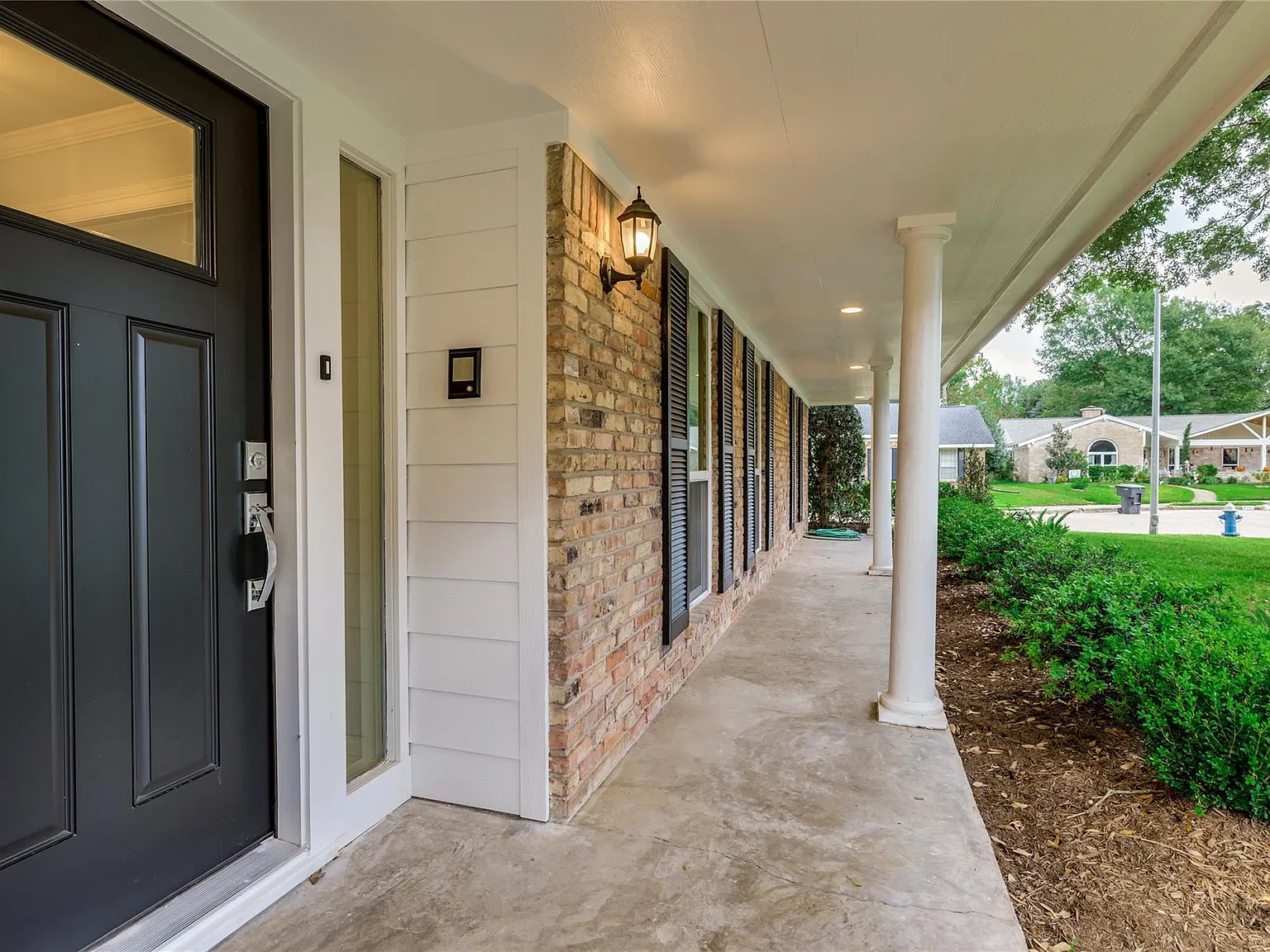 3 bed, 2.0 bath, 2522 sqft, $3,900 — Photo 2