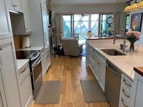 5th image of 42 Boxwood Ln