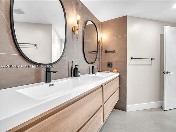 5th image of 55 SE 6th Ave 2902