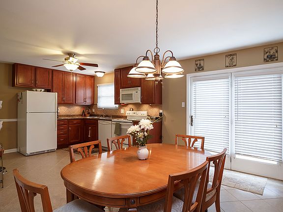 Eat In Kitchen 