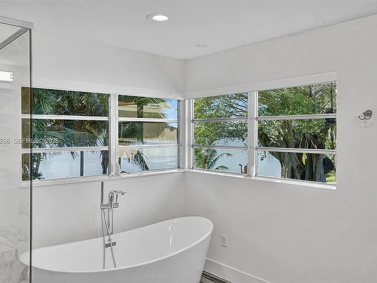 19260 NE 22nd Ave — Photo 14