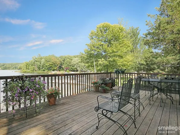 2617 Mayo Dr, Fremont, MI 49412