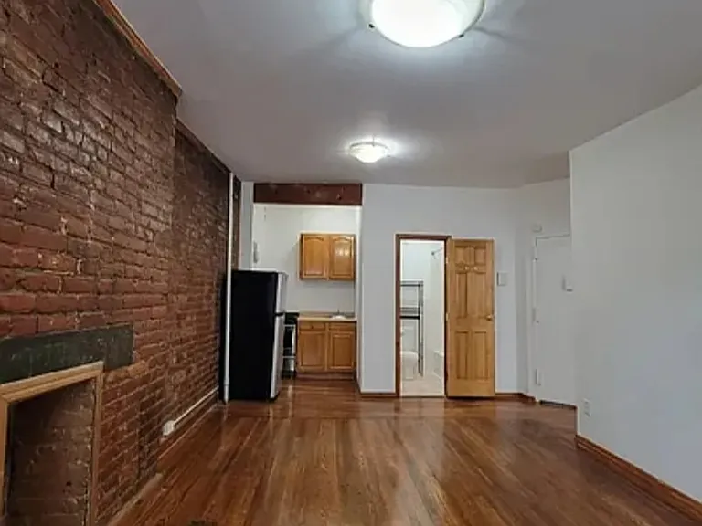 2336 2nd Ave #4R — Photo 2
