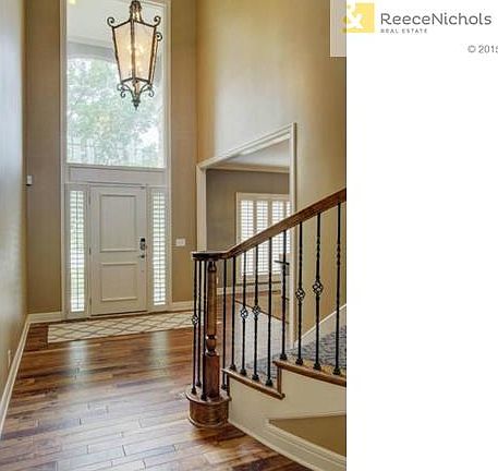 2-story entry with HUGE window above the front door.