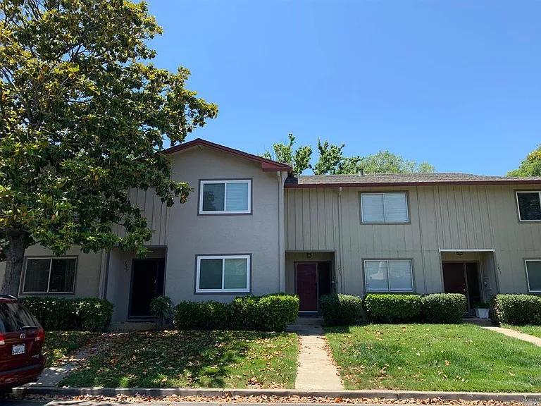 1429 Saint James Pkwy — Photo 36