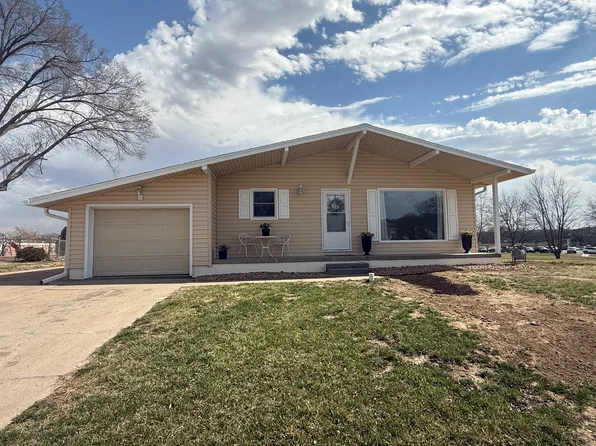 203 Fairview Dr, Glenwood, IA 51534