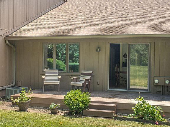 3rd image of 587 Park Pl