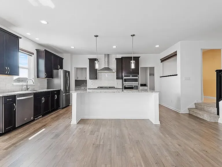 5 bed, 3454 sqft, $3,995 — Photo 4