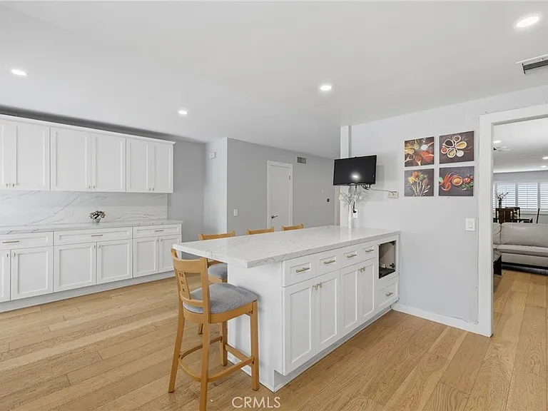 6206 Hesperia Ave — Photo 2