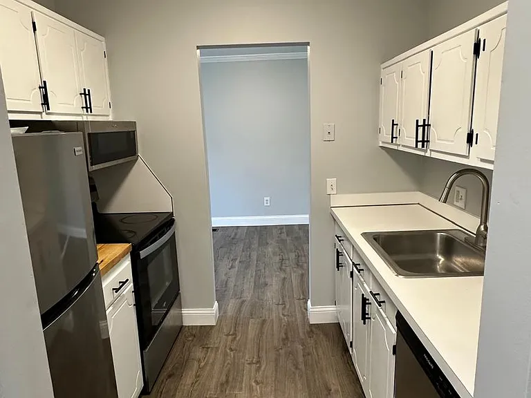 653 E Fox Hills Dr — Photo 10