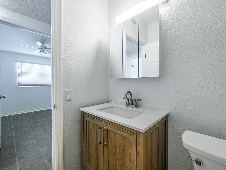 927 W Olympia Ave — Photo 24