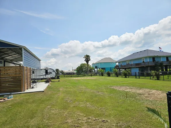 915 W Verdia Dr, Crystal Beach, TX 77650