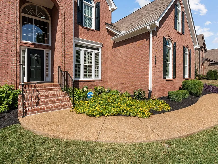 401 Beauchamp Cir — Photo 2