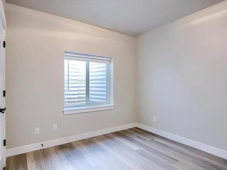 910 Phipps Ave — Photo 32