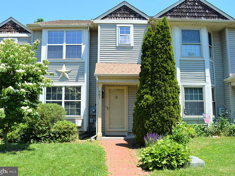 361 Kent Ln — Photo 2