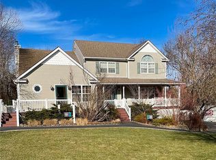 2 Laura Ct, Mount Sinai, NY 11766