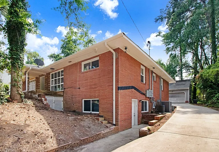 105 Pineland Cir #C — Photo 2