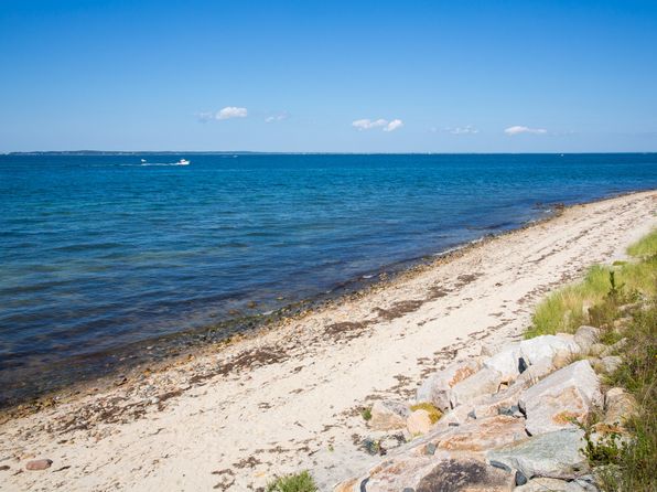 11 Beach Pebble Rd, Vineyard Haven, MA 02568
