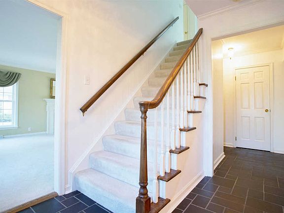 5th image of 127 Brittany Ct