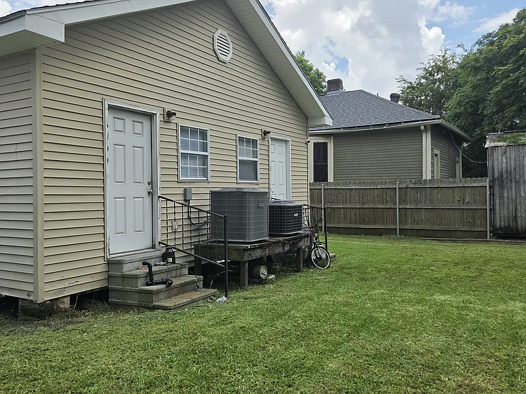 4926 Venus St — Photo 3