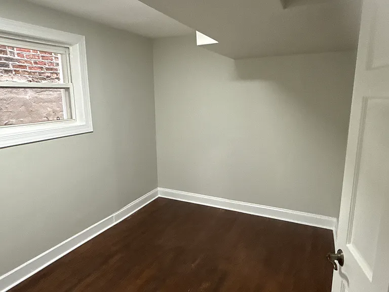 2341 W 24th St #BASEMENT — Photo 8