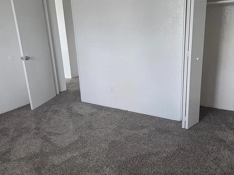 Sterling Pointe Apartments — Photo 31