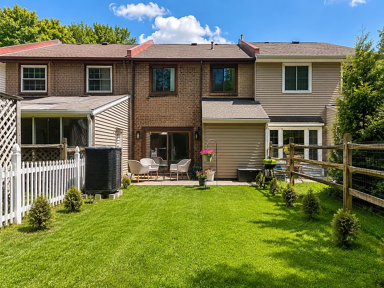 1124 Sheffield Ct — Photo 10