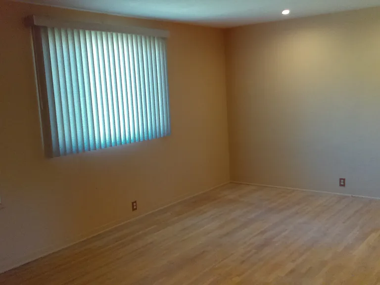 202 W Chevy Chase Dr — Photo 3
