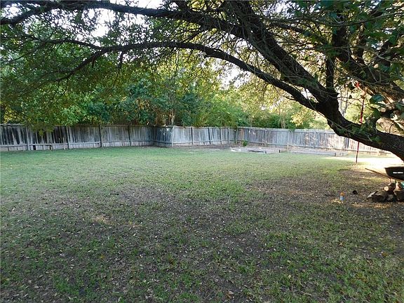 4th image of 804 Meadow Creek Dr