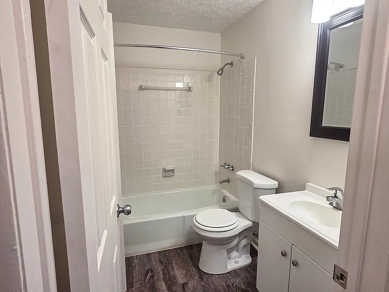 Lake Vista Apartment Homes — Photo 19