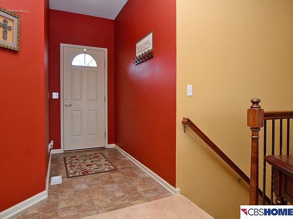 4th image of 812 Edgewater Dr