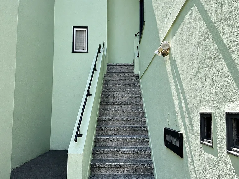 27-29 Iris Ave — Photo 2