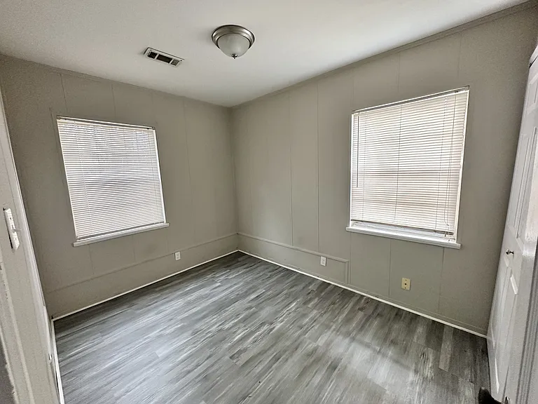 249 Gloria Rd SW — Photo 4